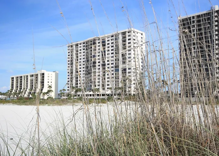 Beachfront With Shared Pool And Tennis Courts Apartment